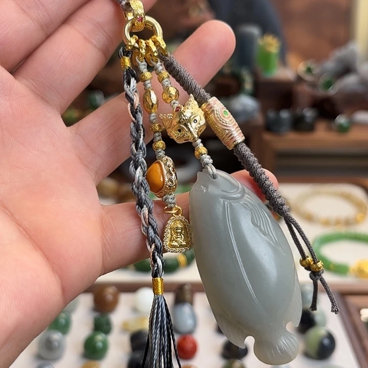 和田玉（青白玉）合金车挂老料带皮青花鱼万能挂
