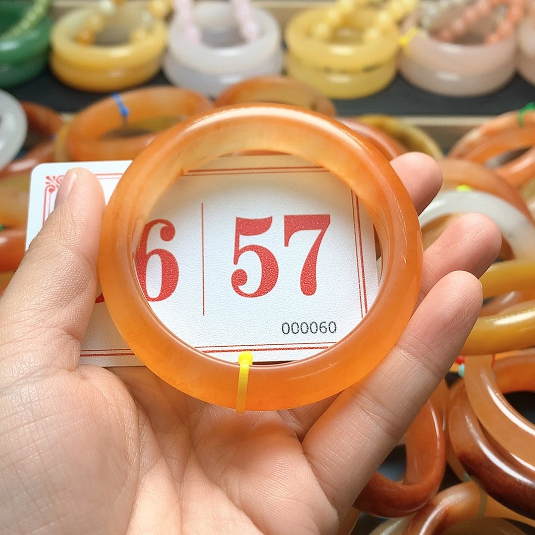 未镶嵌石英质玉（黄龙玉）手镯