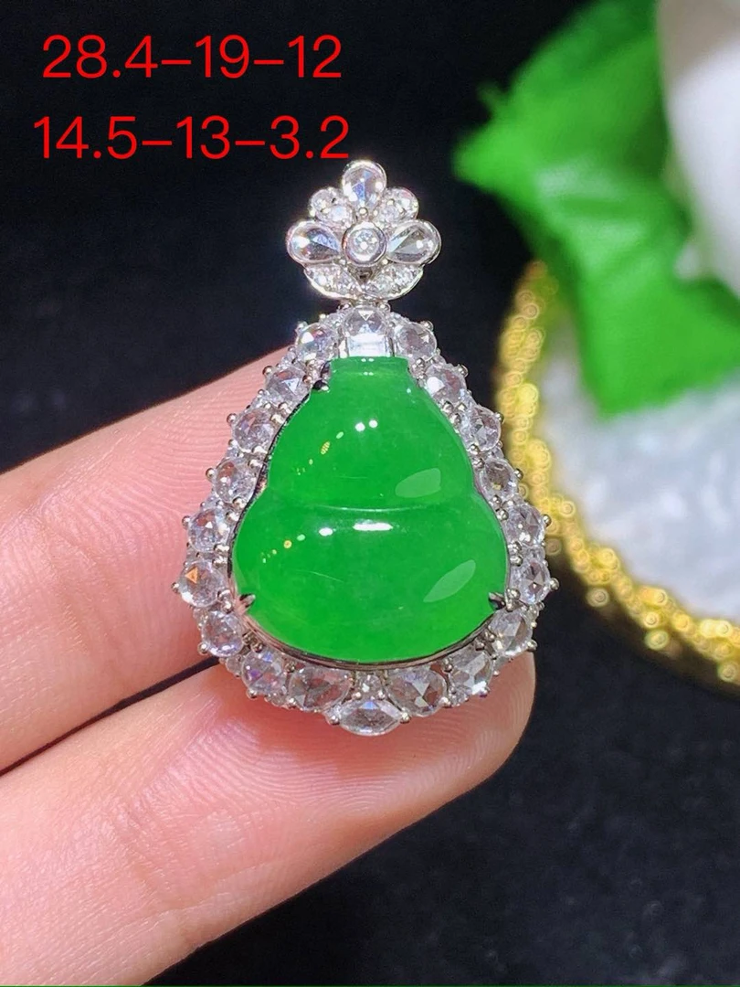缅甸A货翡翠满绿葫芦吊坠，气质镶嵌
