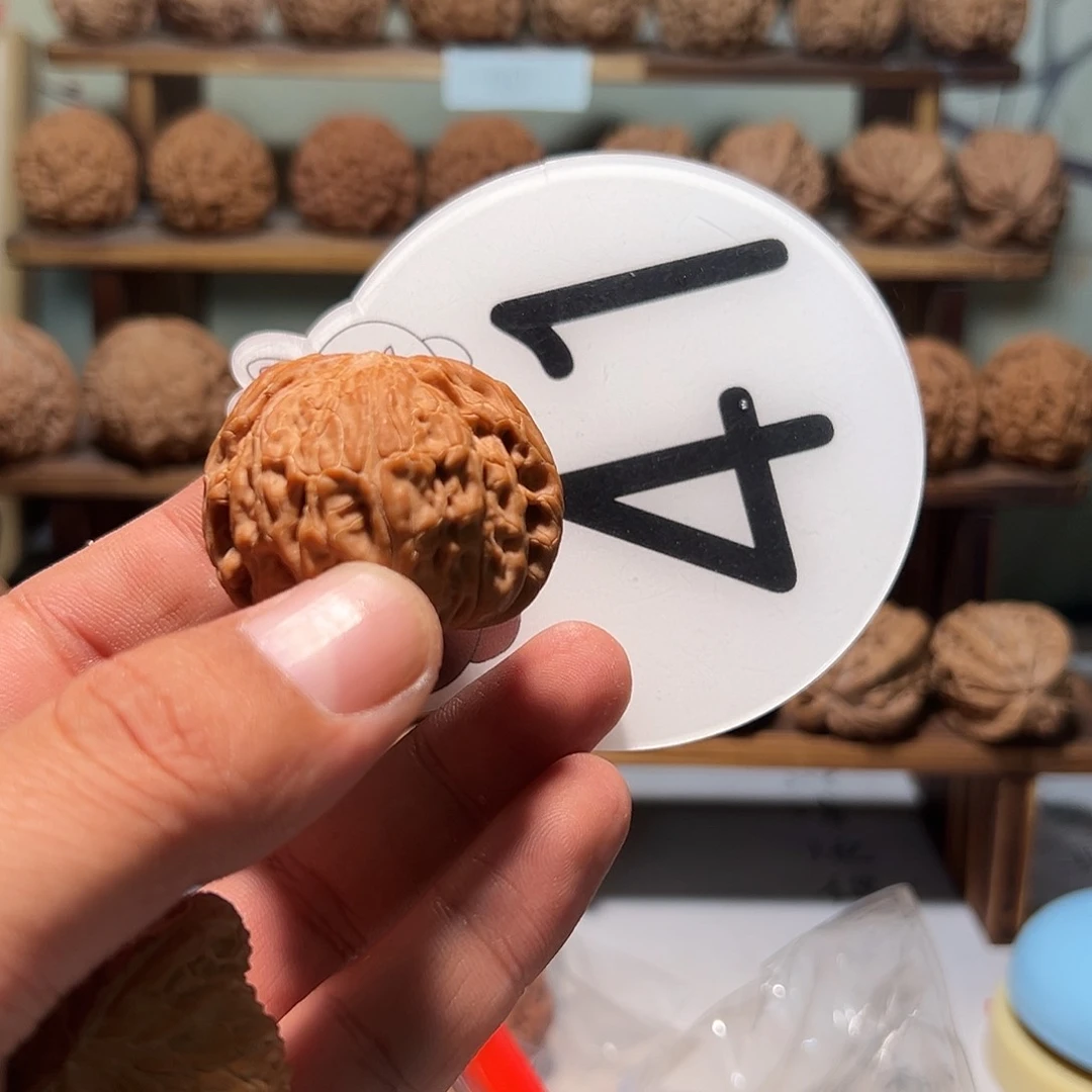 小***心文玩核桃，白色41号