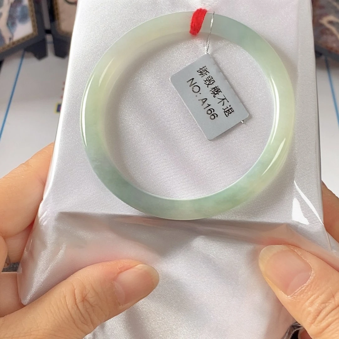 翡翠未镶嵌手镯（圆镯）54.7