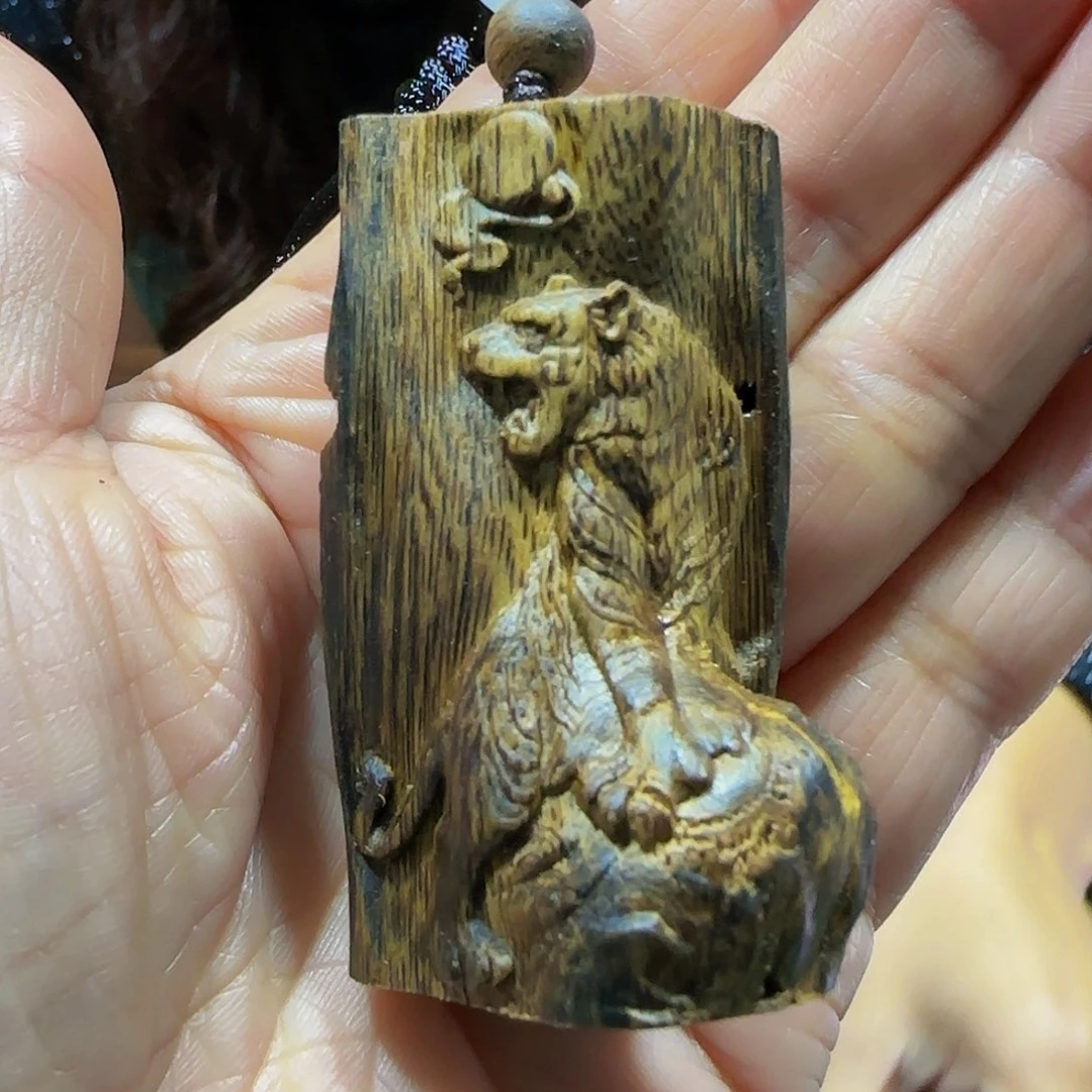 沉香吊坠生**程海南白奇乌身天然虫漏雕刻老虎带绳17.5克