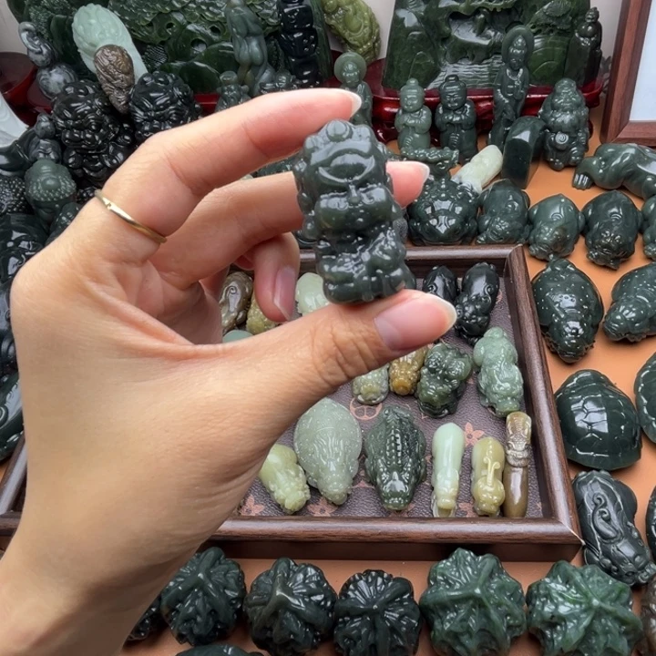 和田玉未镶嵌把件