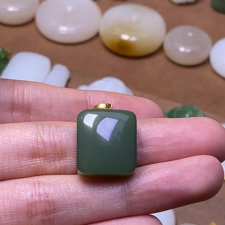 和田玉（碧玉）18K金镶嵌颈饰粉青碧玉方牌