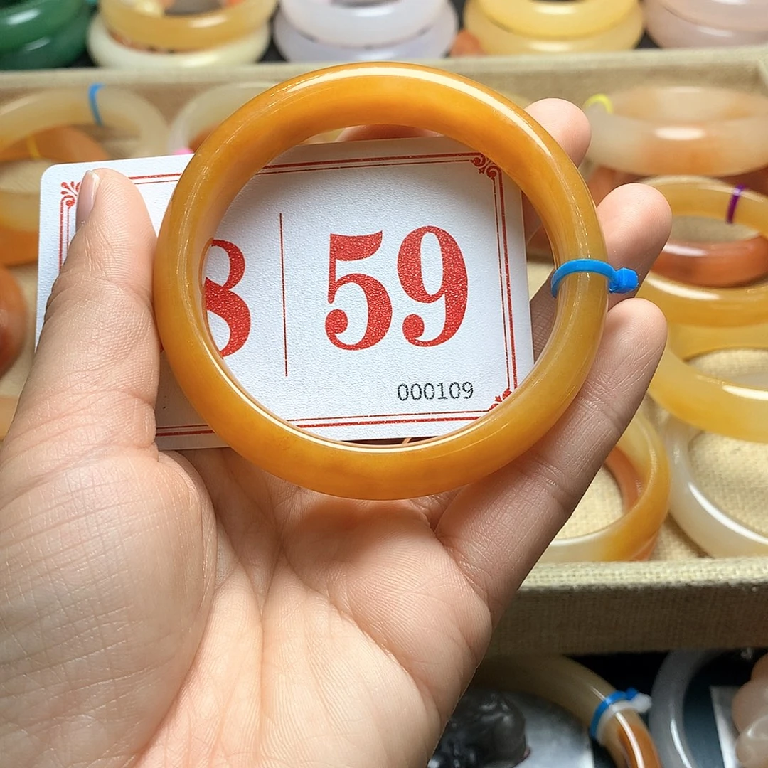 未镶嵌石英质玉（黄龙玉）手镯