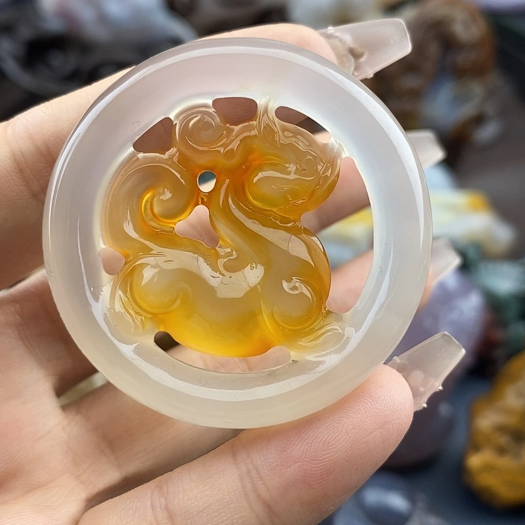 玛瑙/玉髓未镶嵌颈饰貔貅吊坠