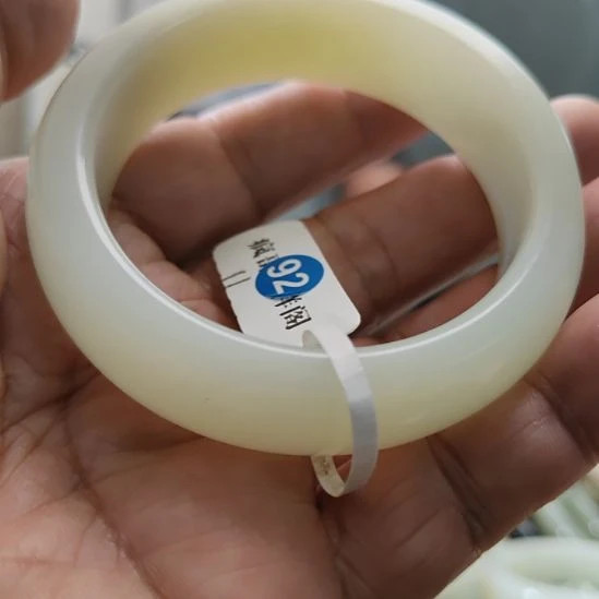 宋***鸿和田玉未镶嵌手镯