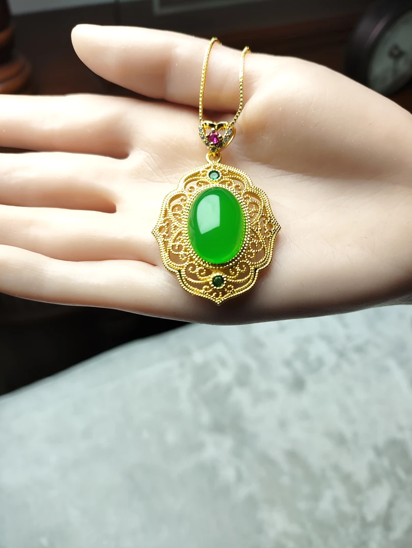 天然高冰绿玛瑙玉髓蛋面时尚美观女款吊坠