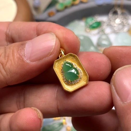 翡翠颈饰未镶嵌翡翠