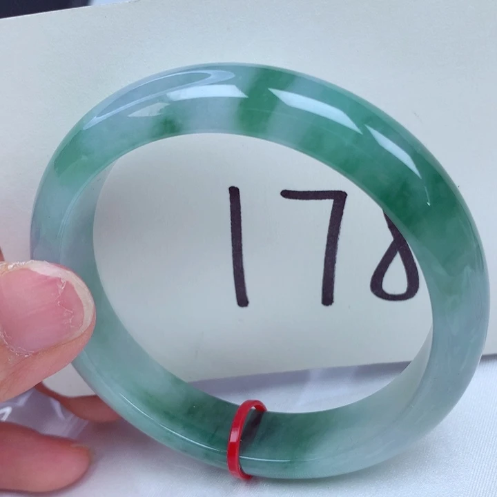 翡翠手镯未镶嵌翡翠