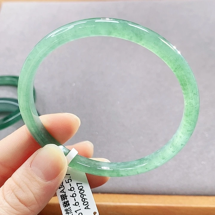 翡翠未镶嵌手镯（圆镯）
