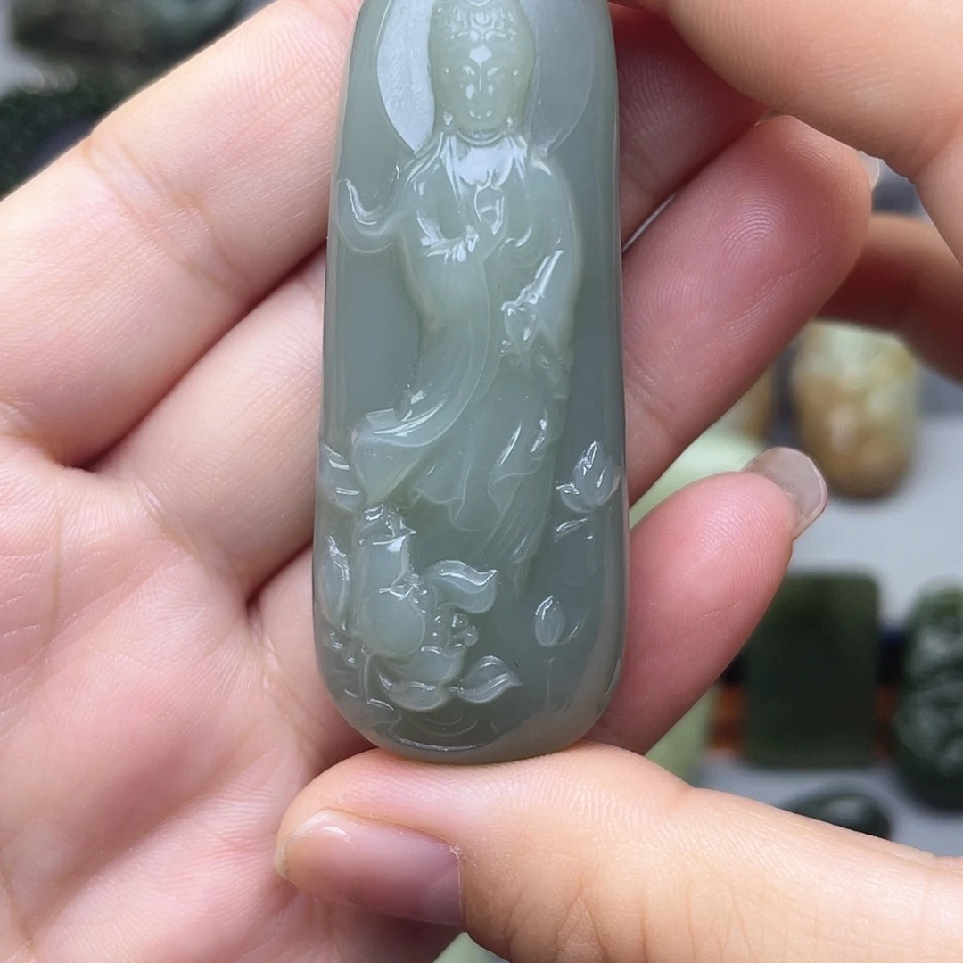 王***张和田玉未镶嵌颈饰