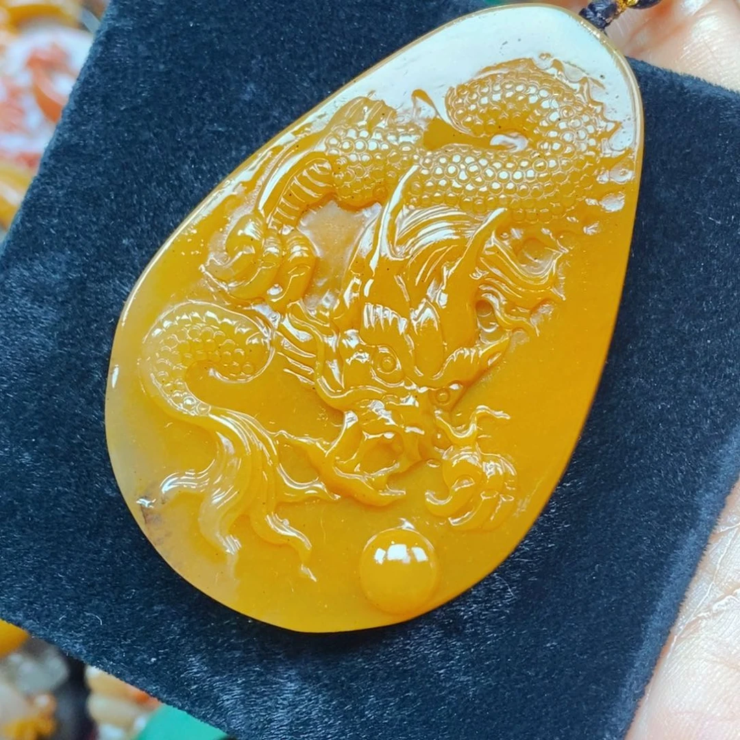 未镶嵌石英质玉（黄龙玉）颈饰