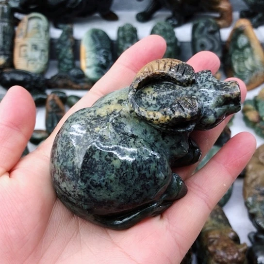 未镶嵌岫岩河磨玉（透闪石质玉）把件