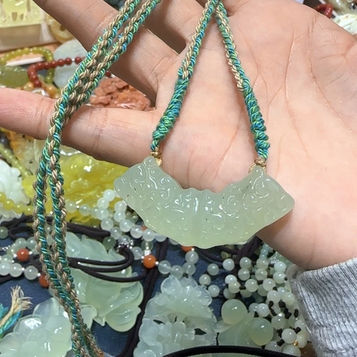 未镶嵌蛇纹石玉吊坠