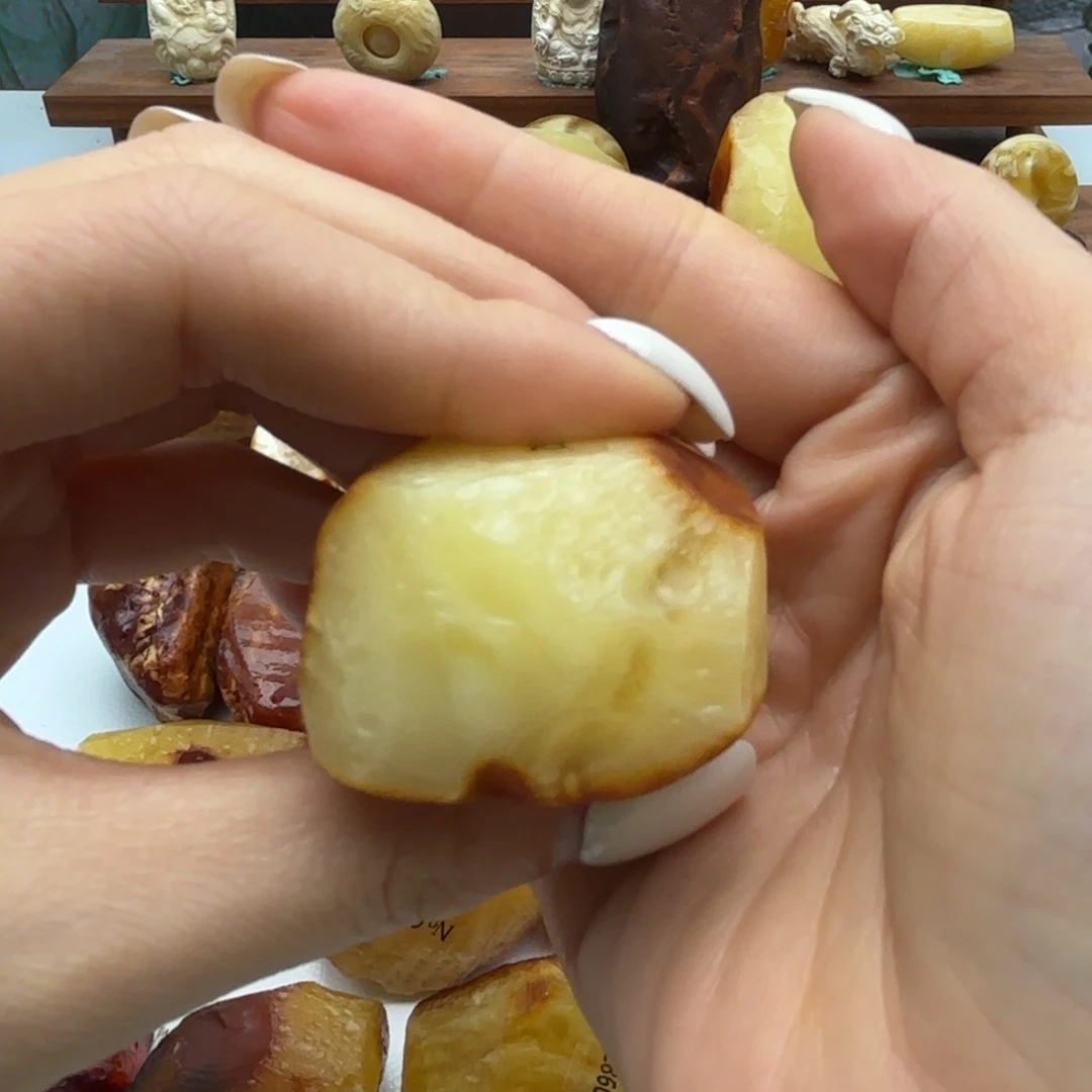 柠***$定制琥珀未镶嵌不退不换