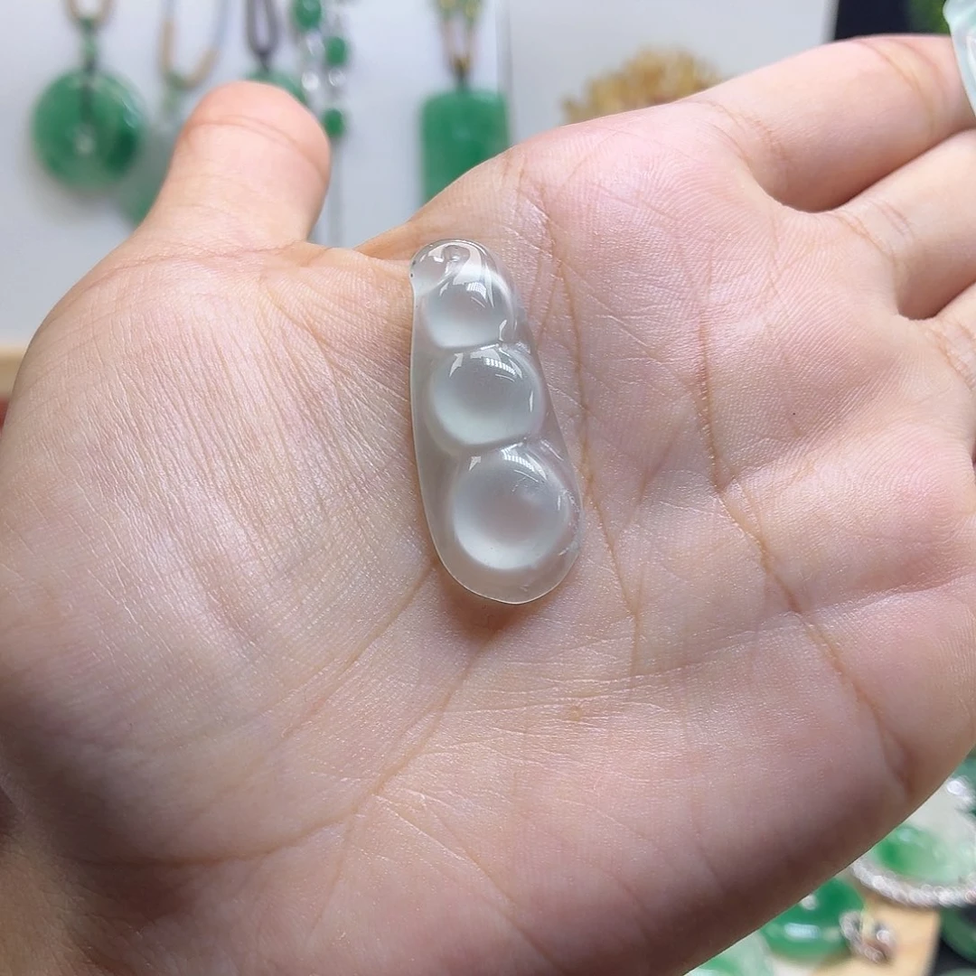 石英质玉(非洲翠)未镶嵌颈饰永****雪豆子