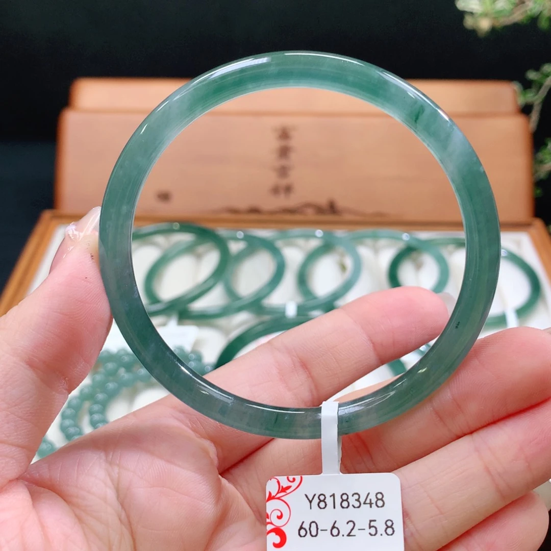 翡翠手镯未镶嵌天然
