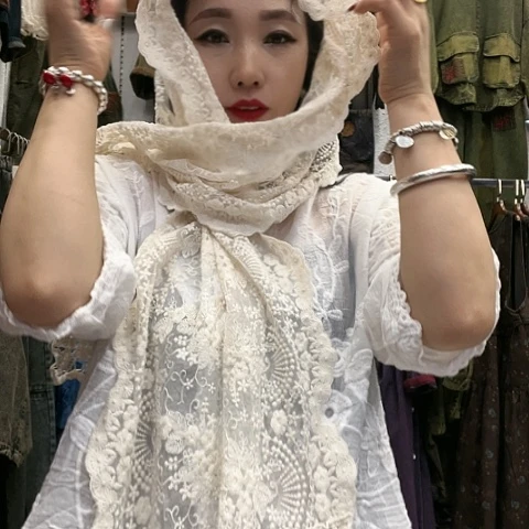 刺绣招财猫麻提花围巾