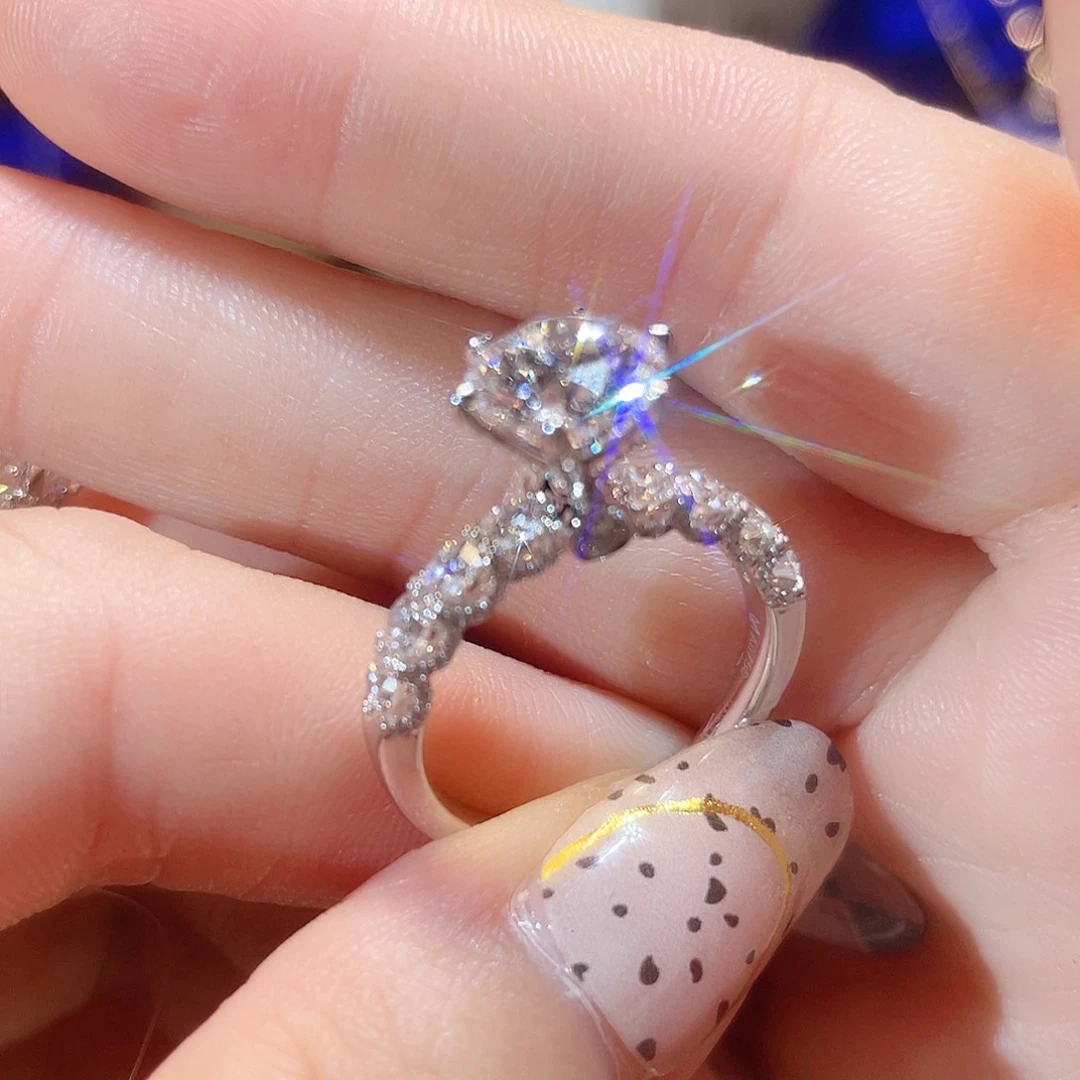 实验室培育钻石18K金镶嵌2.11D/VVS，15