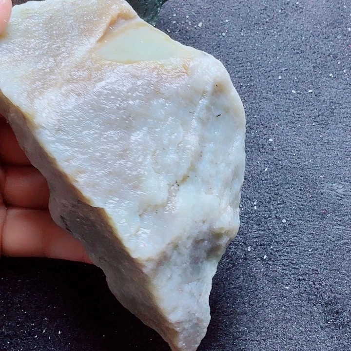 努***着未镶嵌和田玉（糖玉）珠宝半成品