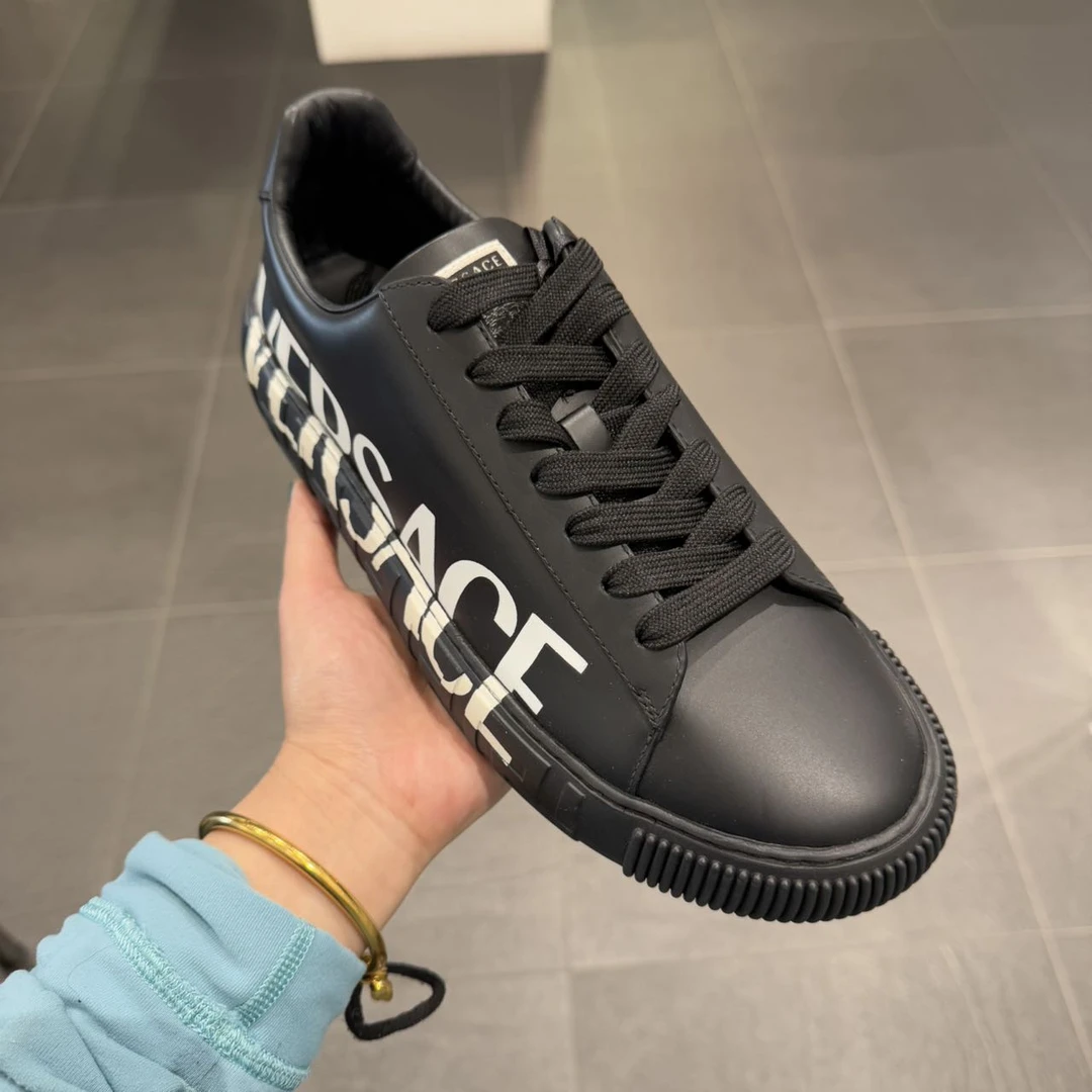 全新未使用 VERSACE/范思哲 男士字母休闲运动板鞋