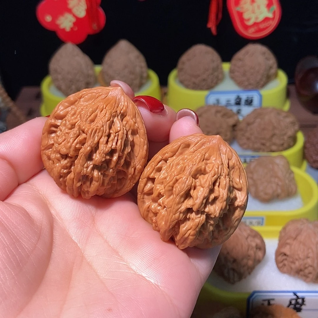 文玩核桃吊坠虎头