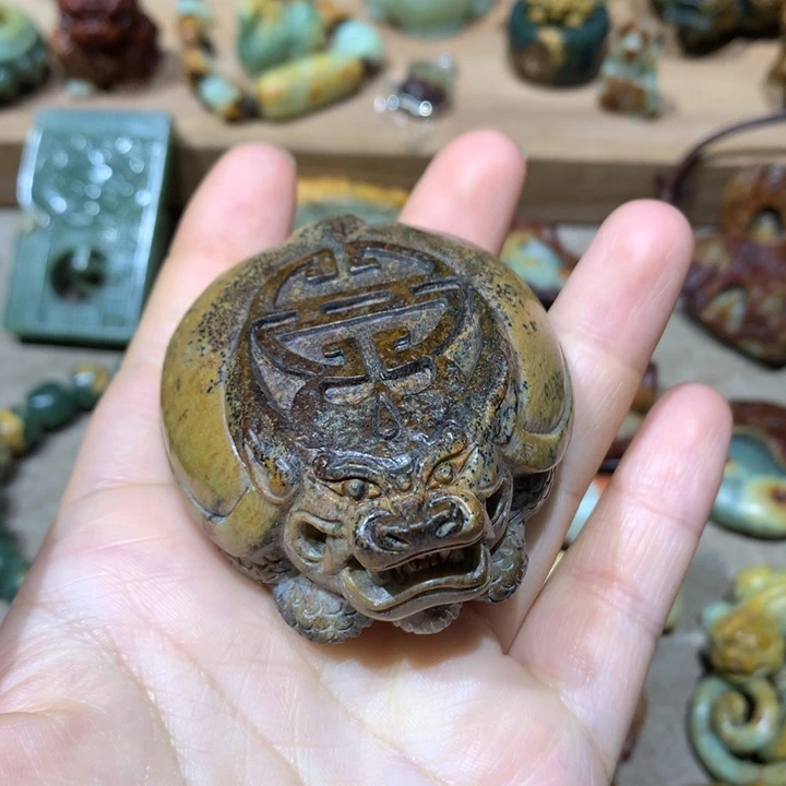 未镶嵌岫岩河磨玉（透闪石质玉）把件