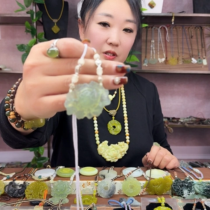 岫玉未镶嵌吊坠(赠链)