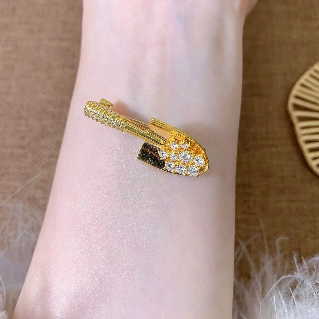 【伟新源】足金999 镶嵌金铲铲胸针8.03克（附加480）