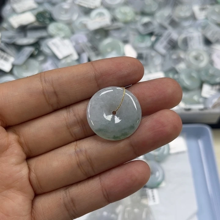 翡翠未镶嵌颈饰清****欣23x3.9平安扣