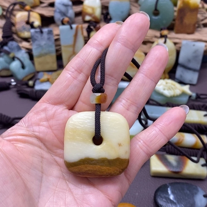 小***哥蛇纹石玉未镶嵌颈饰