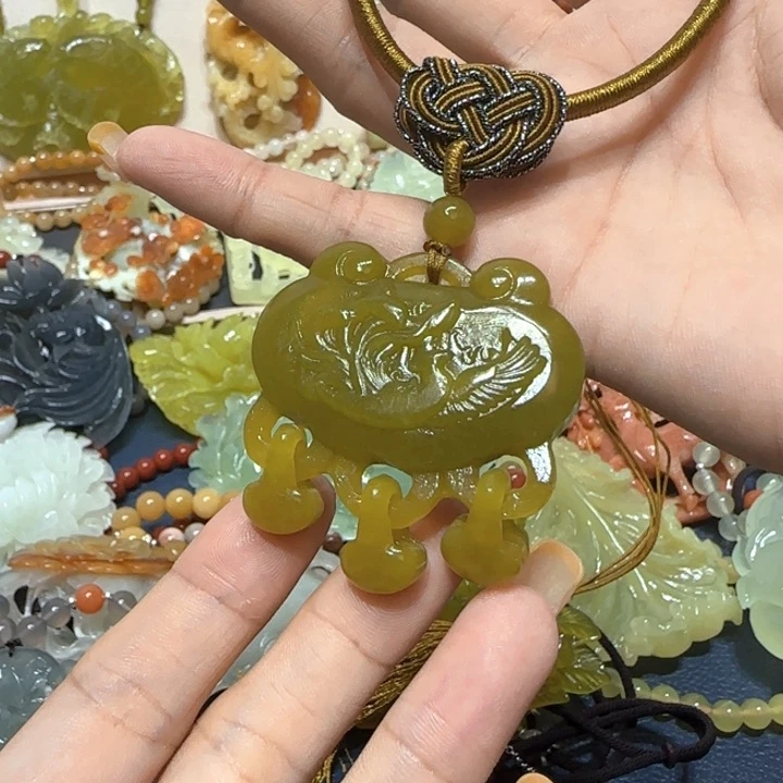 未镶嵌蛇纹石玉吊坠