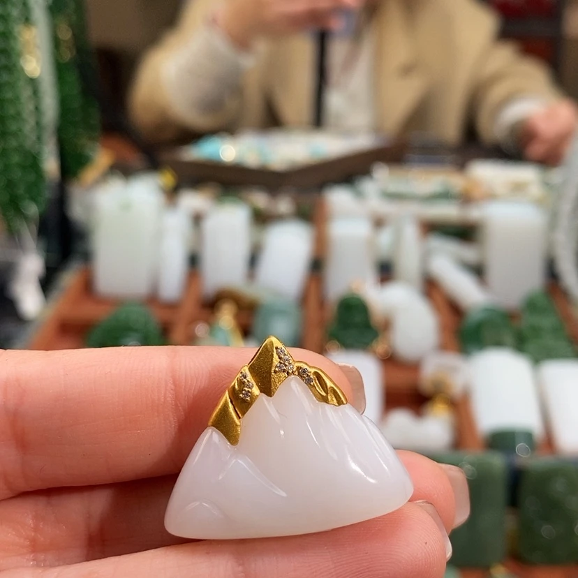 【闪购商品】颈饰18K金镶嵌和田玉