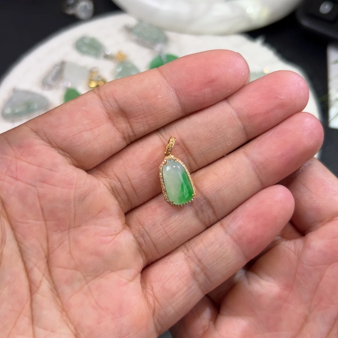 翡翠18K金镶嵌颈饰