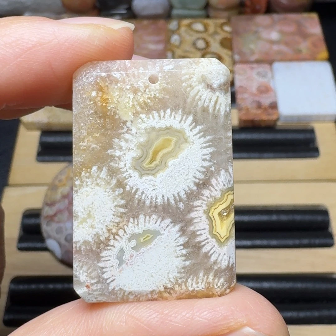 石英质玉奇特共生未镶嵌