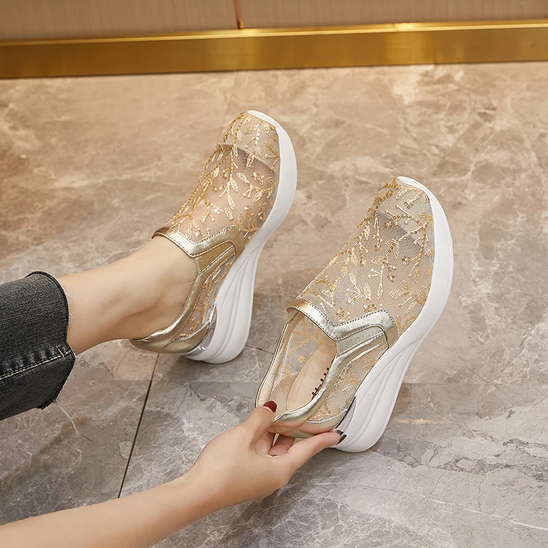 艾淇亮片网面一脚蹬休闲鞋2025春季新款舒适轻便坡跟妈妈旅游鞋女