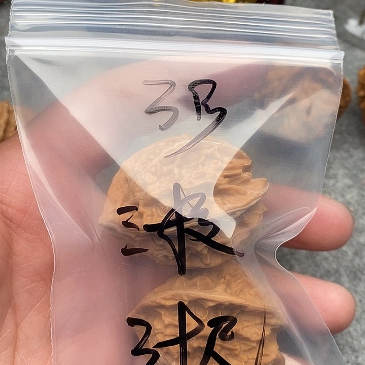 文玩核桃吊坠三棱