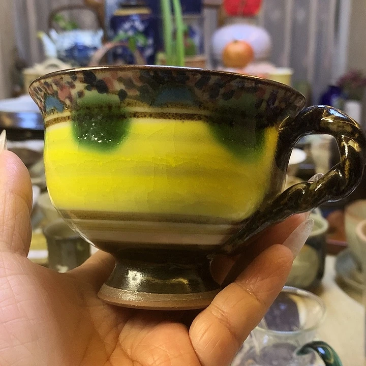 器物的色彩搭配起来很漂亮