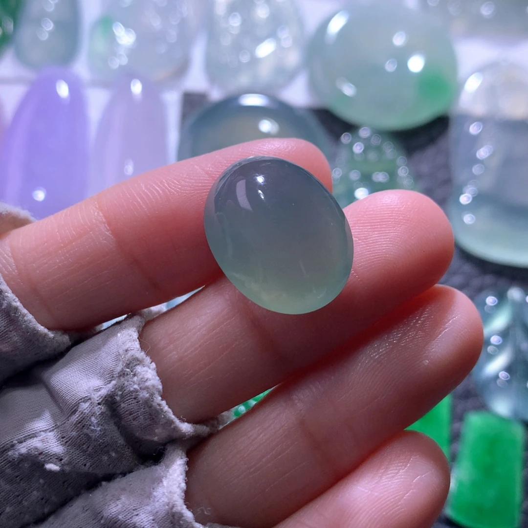 翡翠足金镶嵌颈饰蛋面