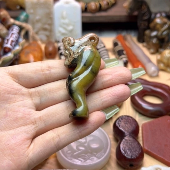 蛇纹石玉未镶嵌颈饰