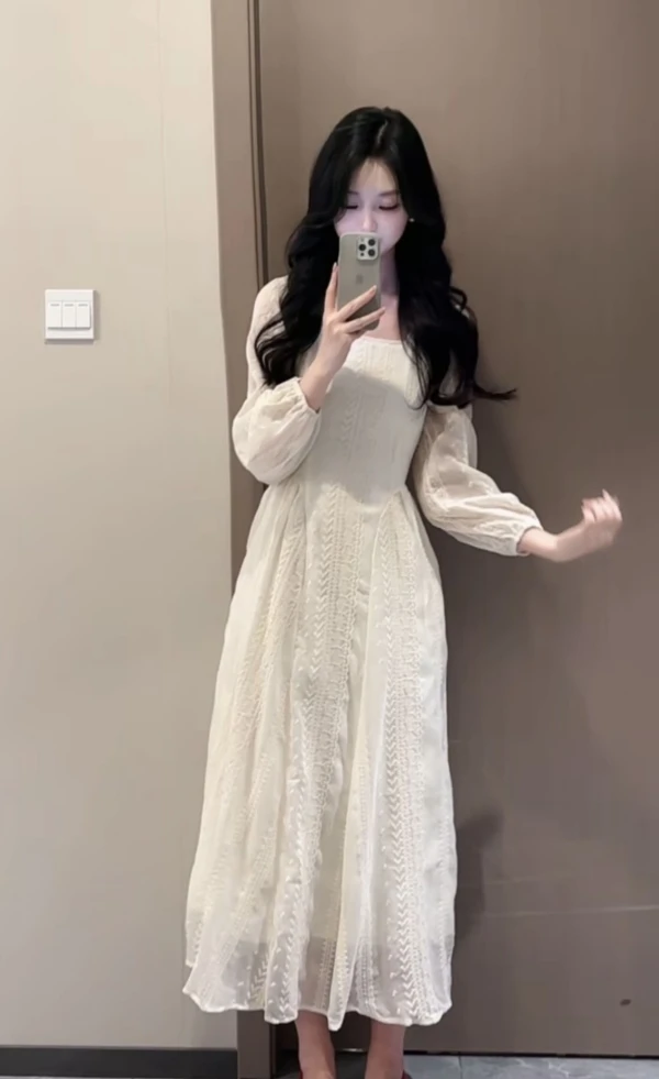 长裙女装秋季温柔秋冬长款连衣裙蕾丝花纹法式方领拼接收腰泡泡袖