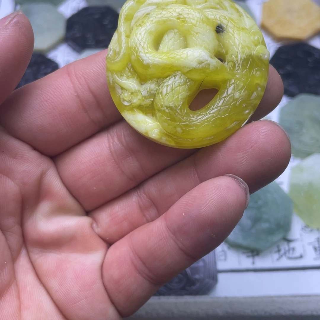 蛇纹石玉未镶嵌颈饰