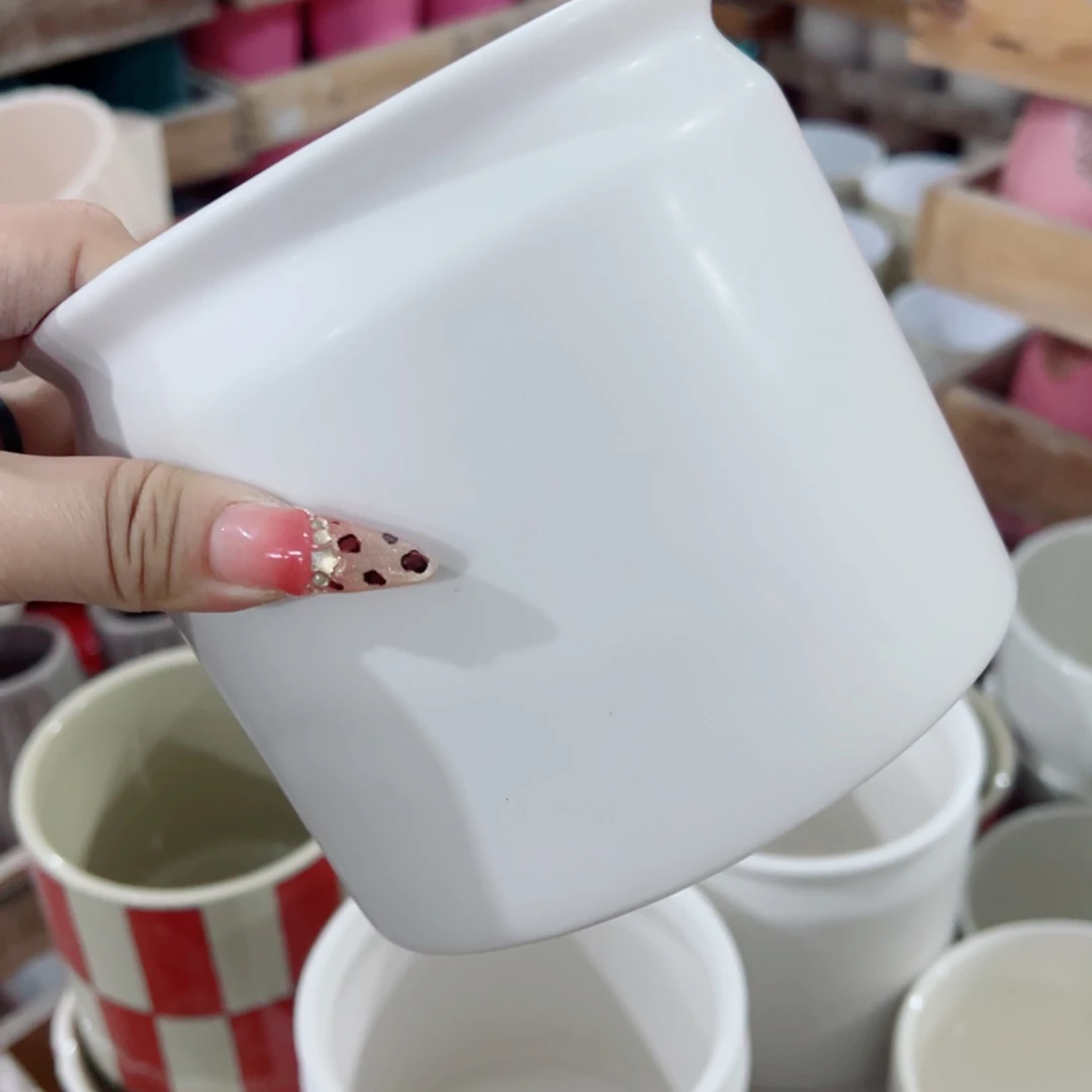 有孔，陶瓷花盆满10米包邮发货。微瑕介意慎拍