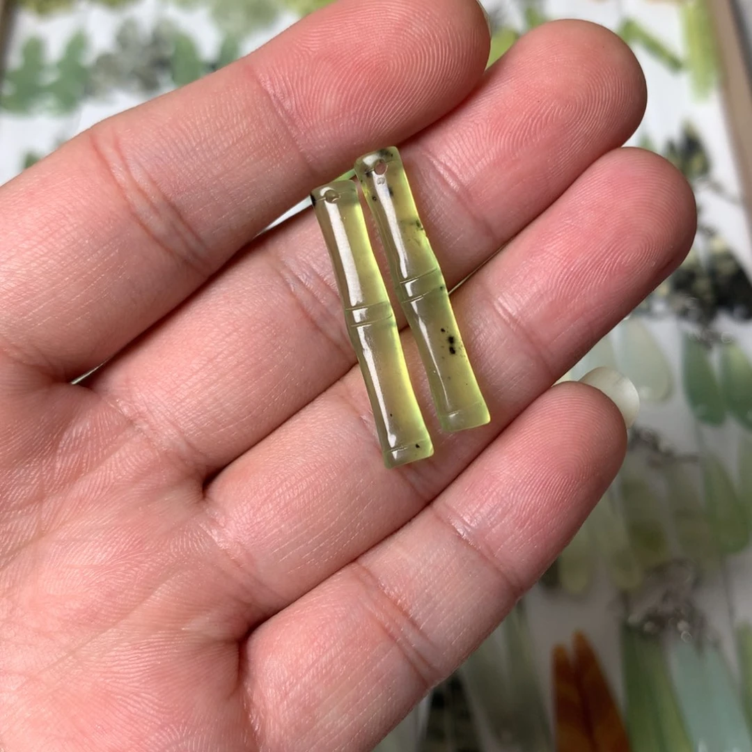 蛇纹石玉耳环未镶嵌《**?