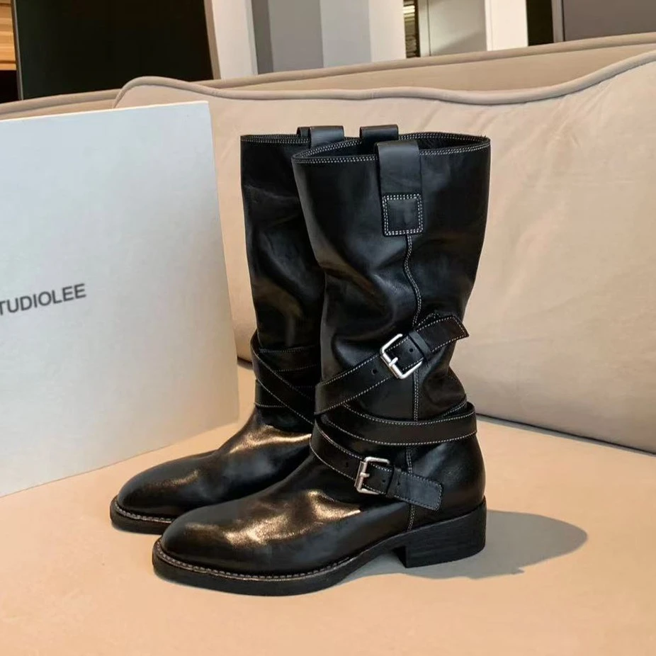 2025秋冬上脚巨好看平底机车靴洋气显瘦皮带扣中筒骑士靴女