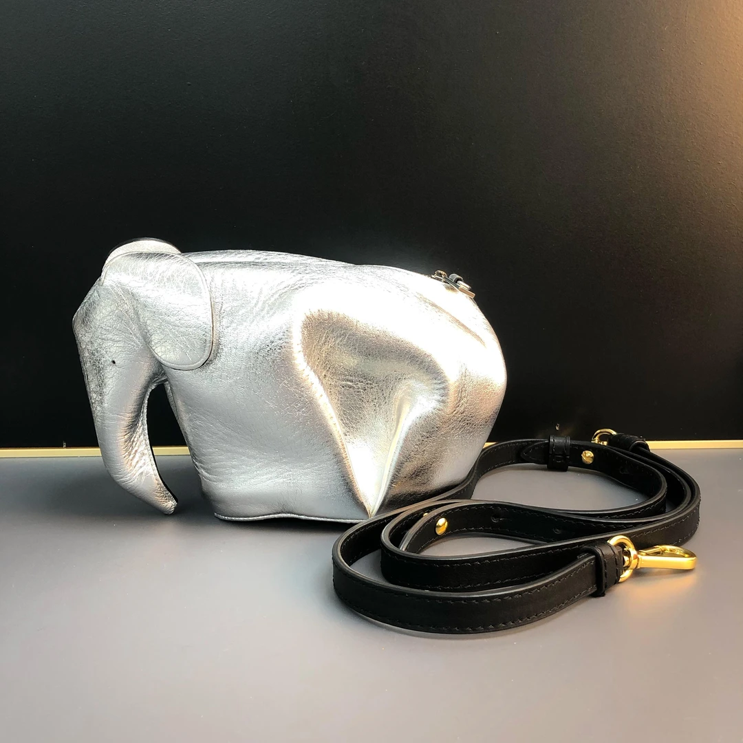 95新 LOEWE/罗意威 银色小象斜挎包