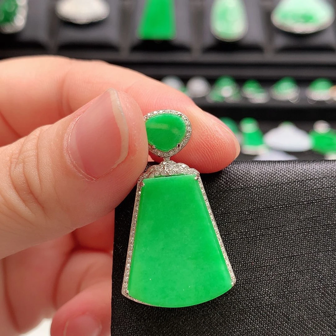 翡翠18K金镶嵌颈饰无事牌