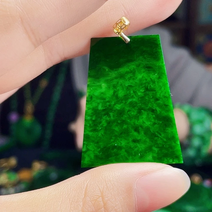 翡翠18K金镶嵌颈饰多样性