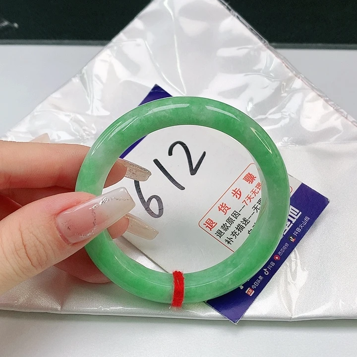 翡翠手镯未镶嵌翡翠手镯